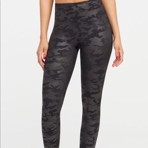 SPANX FAUX LEATHER CAMO LEGGINGS SIZE S/P
